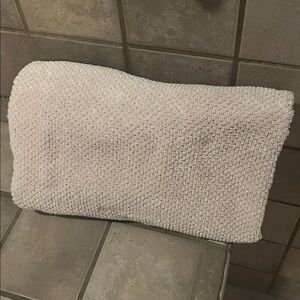 Koolaburra Ugg Cream Chenille Cotton Bath Towel - 28” x 52” XL